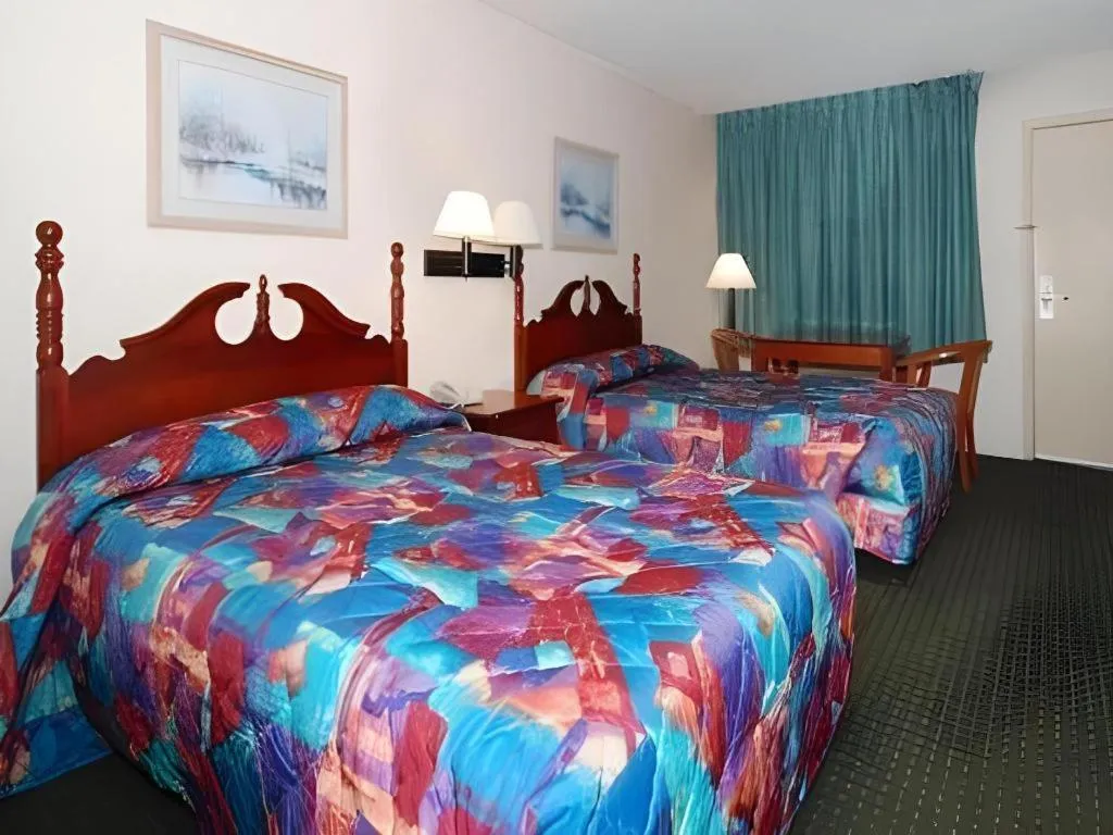 Bed in Econo Lodge Meridian South