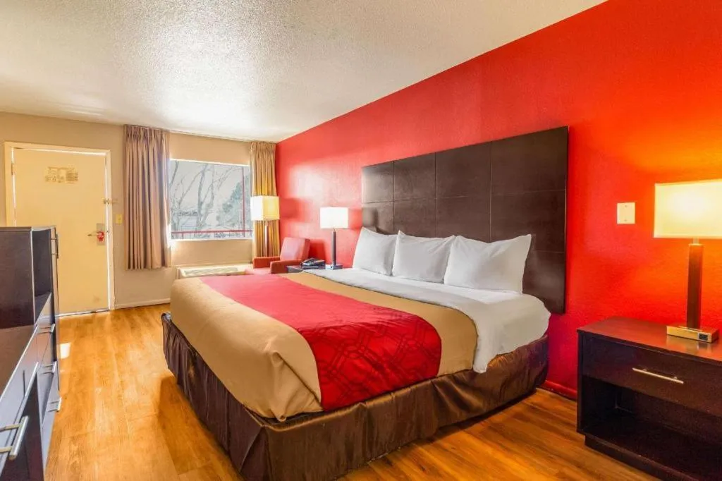 Bed in Econo Lodge Meridian South