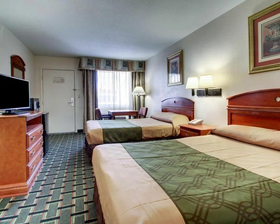 Bed in Econo Lodge Meridian South