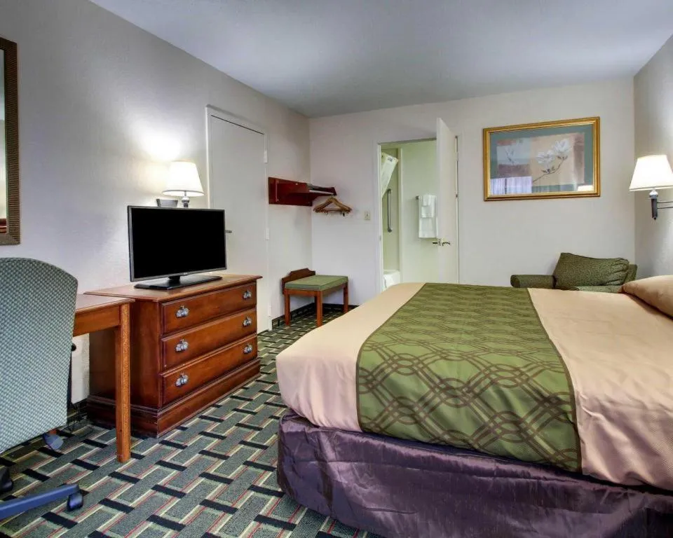 Bed in Econo Lodge Meridian South