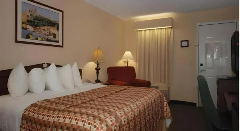 Bed in Rodeway Inn Sylacauga Hwy 280