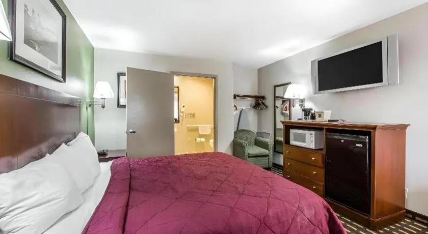 Bed in Quality Inn Homewood Birmingham I-65