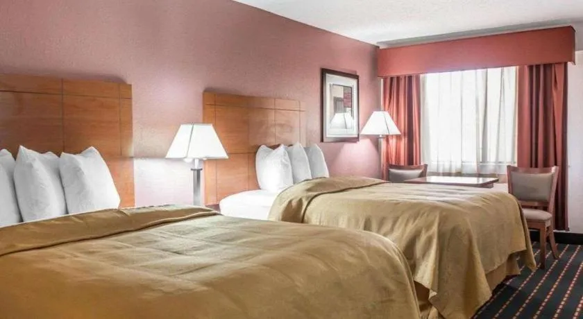 Bed in Quality Inn Marianna South