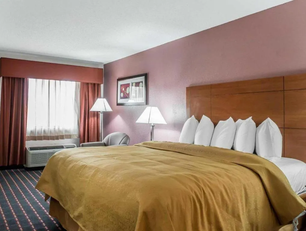 Bed in Quality Inn Marianna South