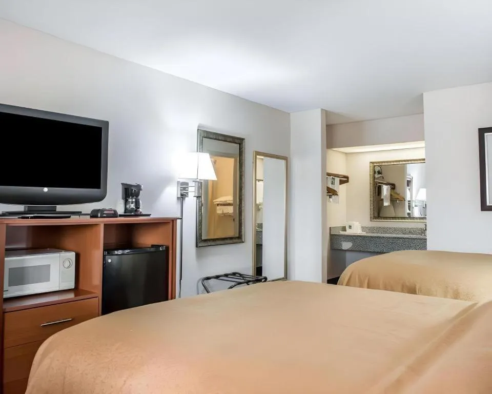 Bed in Quality Inn Marianna South