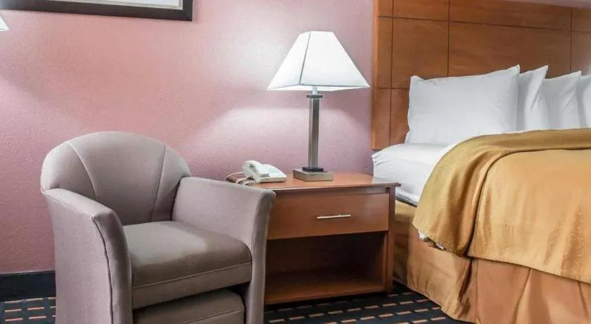 Bed in Quality Inn Marianna South