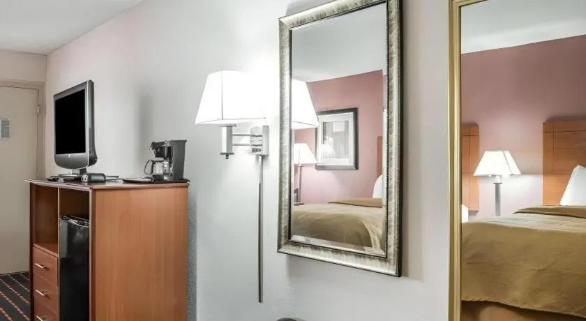 Bed in Quality Inn Marianna South