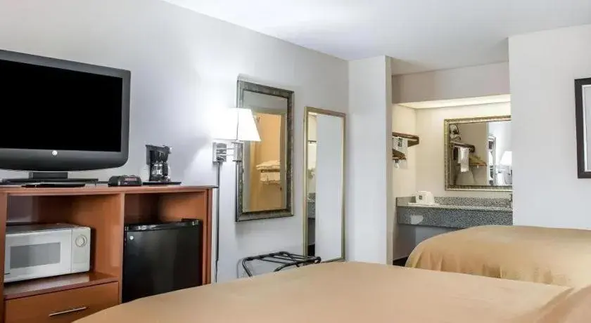 Bed in Quality Inn Bed in Quality Inn