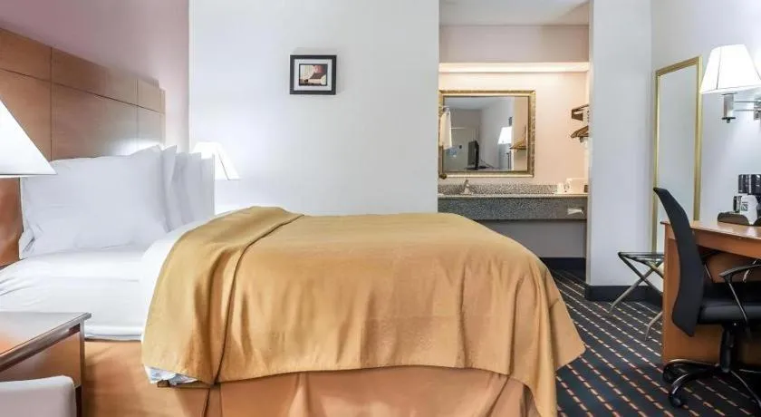 Bed in Quality Inn