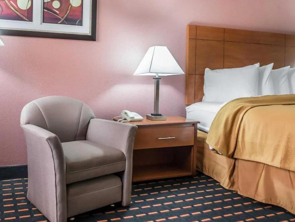 Bed in Quality Inn