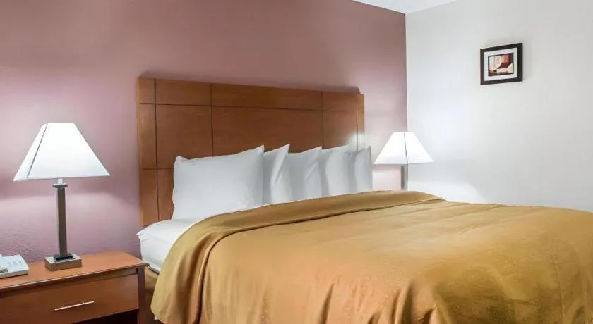 Bed in Quality Inn Marianna South