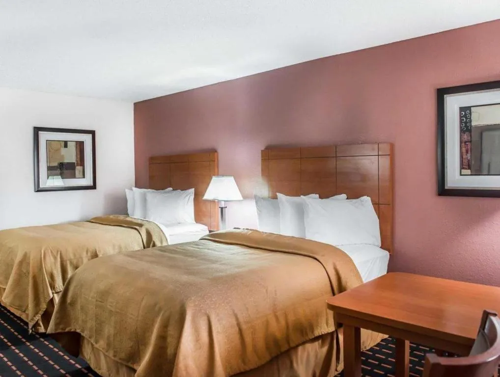 Bed in Quality Inn Marianna South