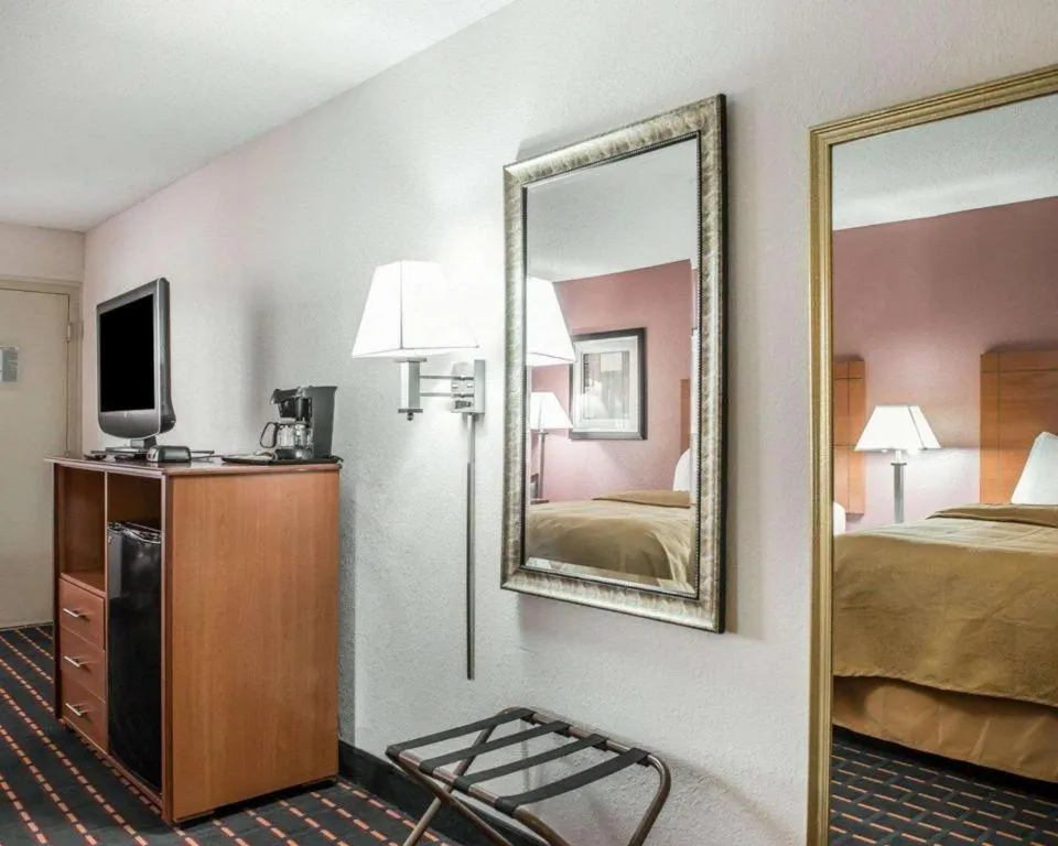 Bed in Quality Inn Marianna South