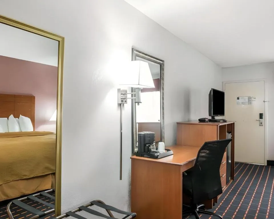 Bed in Quality Inn Marianna South