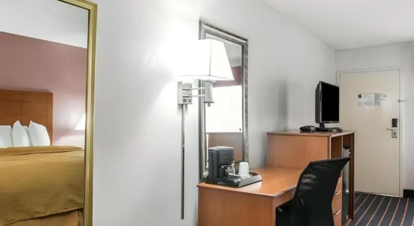 Bed in Quality Inn Marianna South