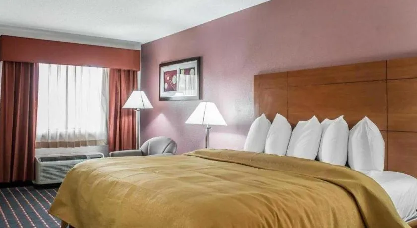 Bed in Quality Inn Marianna South