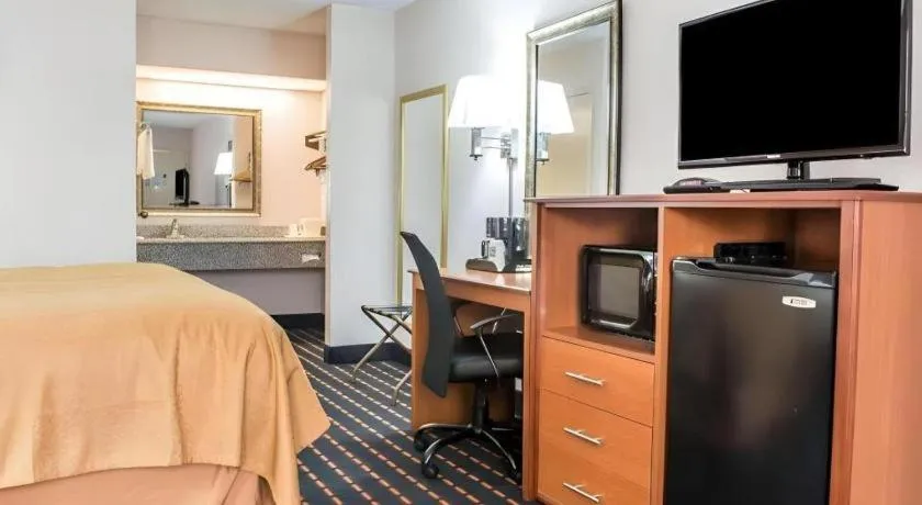 Bed in Quality Inn Marianna South