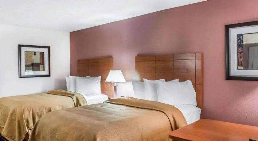 Bed in Quality Inn Marianna South