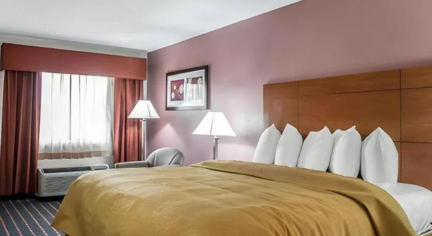 Bed in Quality Inn Marianna South