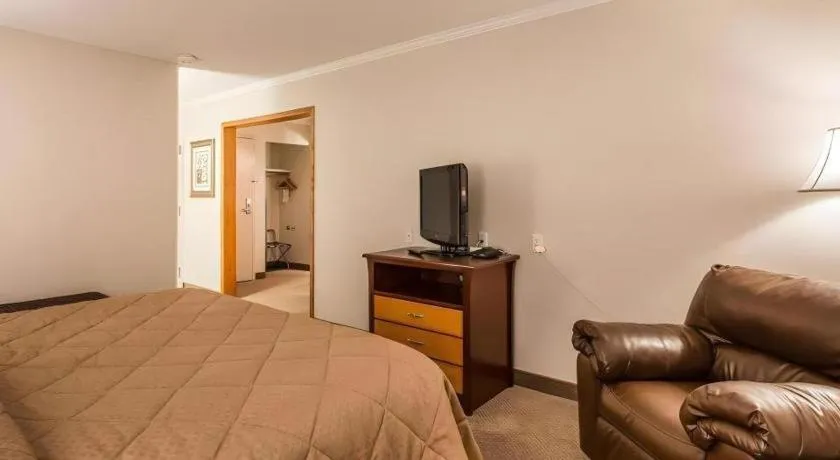 Bed in Quality Inn & Conference Centre