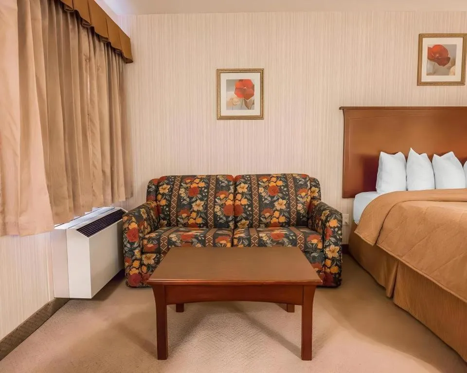 Bed in Quality Inn & Conference Centre