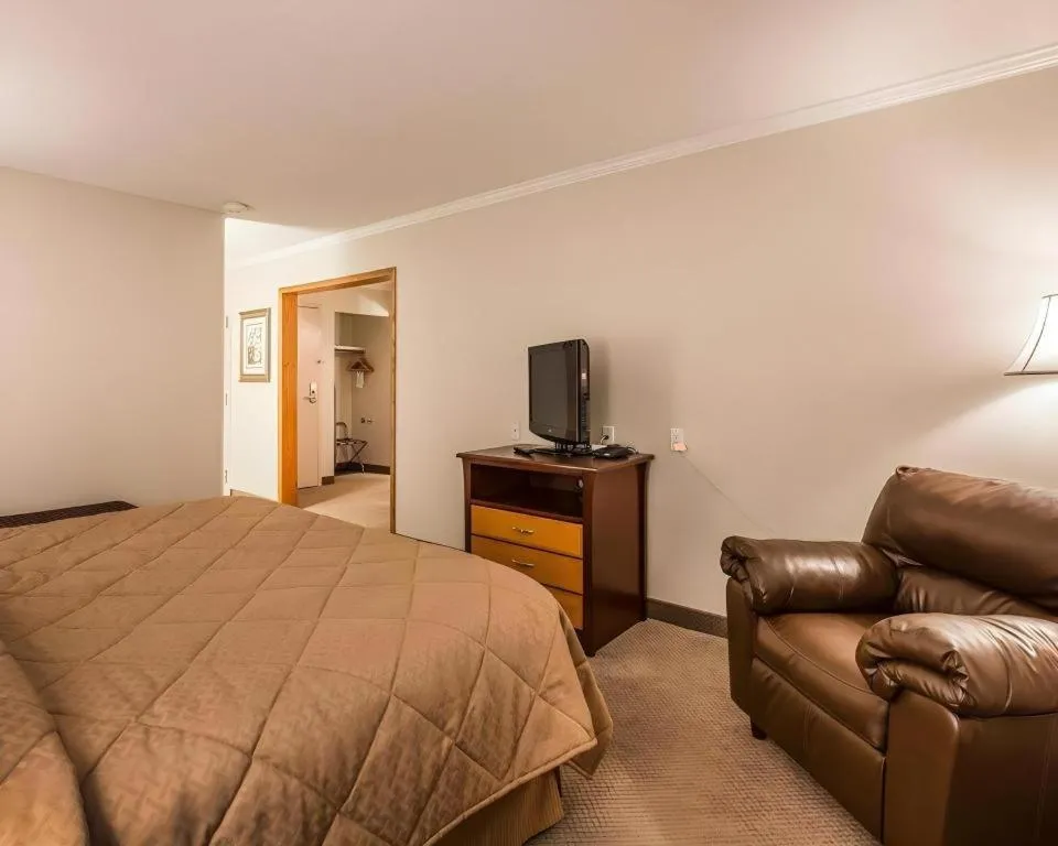 Bed in Quality Inn & Conference Centre