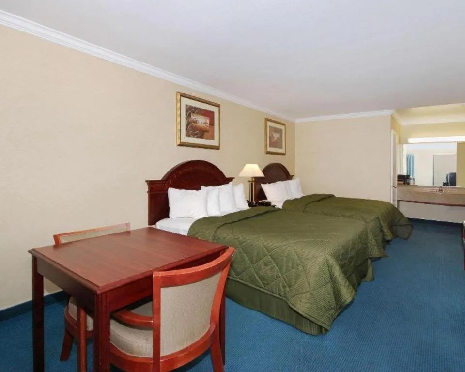 Bed in Quality Inn Near City of Hope