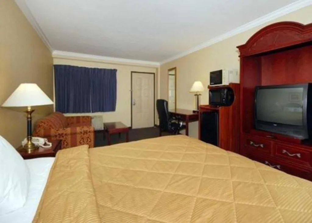 Bed in Quality Inn Near City of Hope