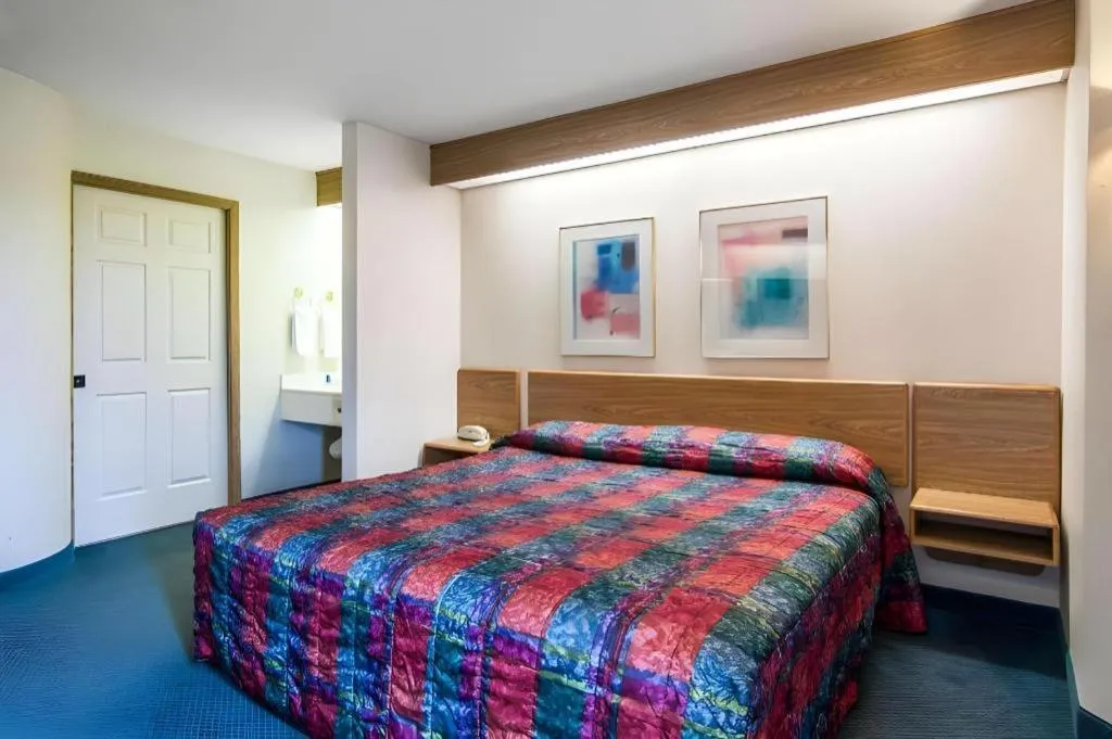 Bed in Rodeway Inn Salem Northgate