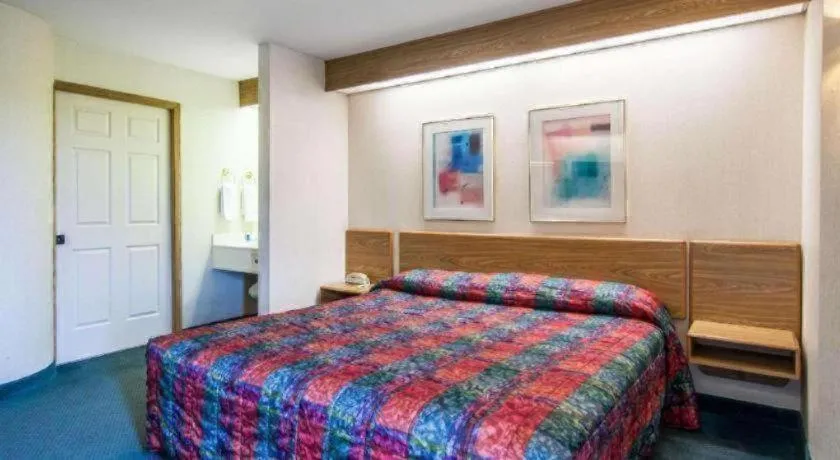 Bed in Rodeway Inn Salem Northgate