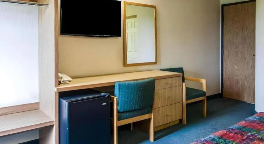 Bed in Rodeway Inn Salem Northgate