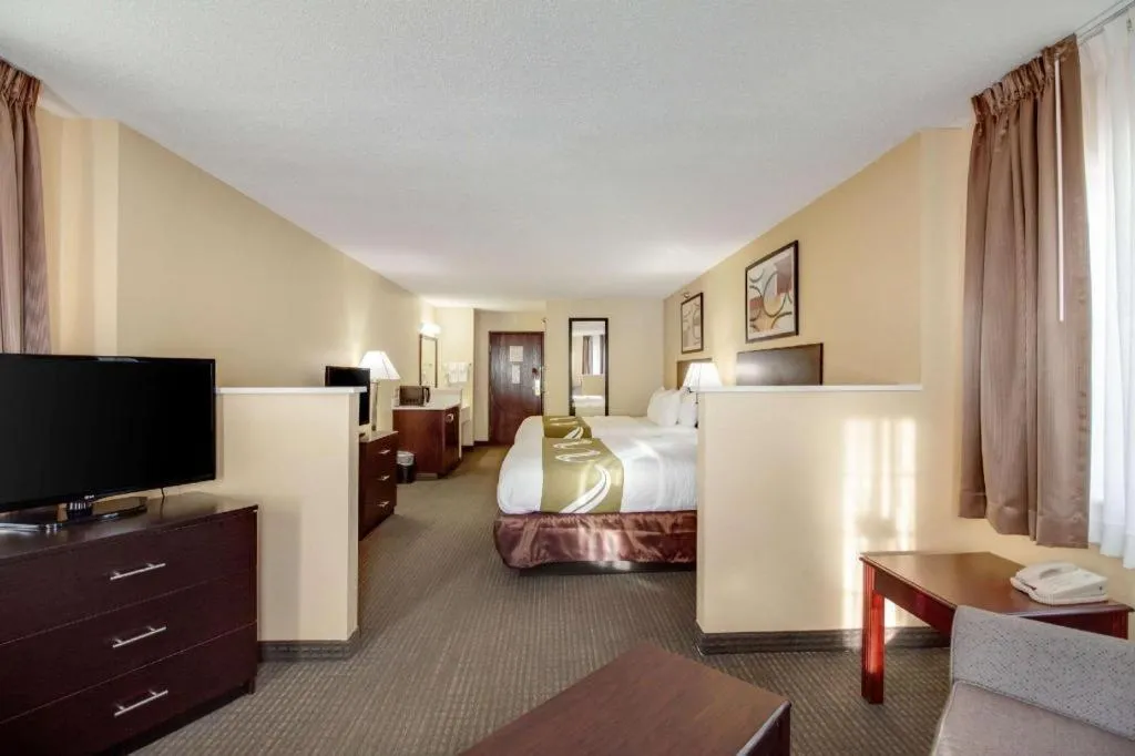 Bed in Quality Inn & Suites Lincoln North