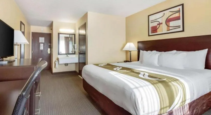 Bed in Quality Inn & Suites Lincoln North