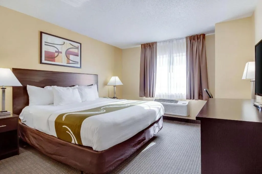 Bed in Quality Inn & Suites Lincoln North