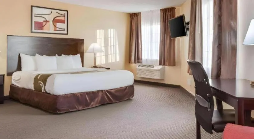 Bed in Quality Inn & Suites Lincoln North