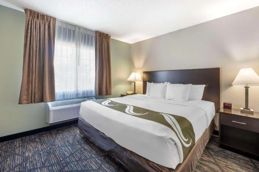 Bed in Quality Inn & Suites Lincoln North