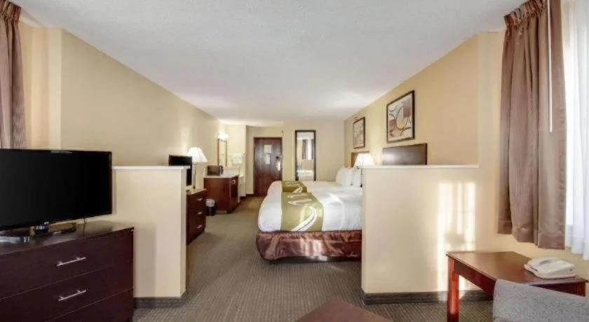 Bed in Quality Inn & Suites Lincoln North