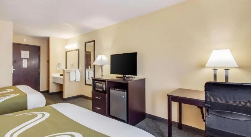 Bed in Quality Inn & Suites Lincoln North