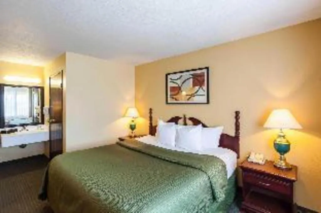 Bed in Quality Inn & Suites Lincoln North