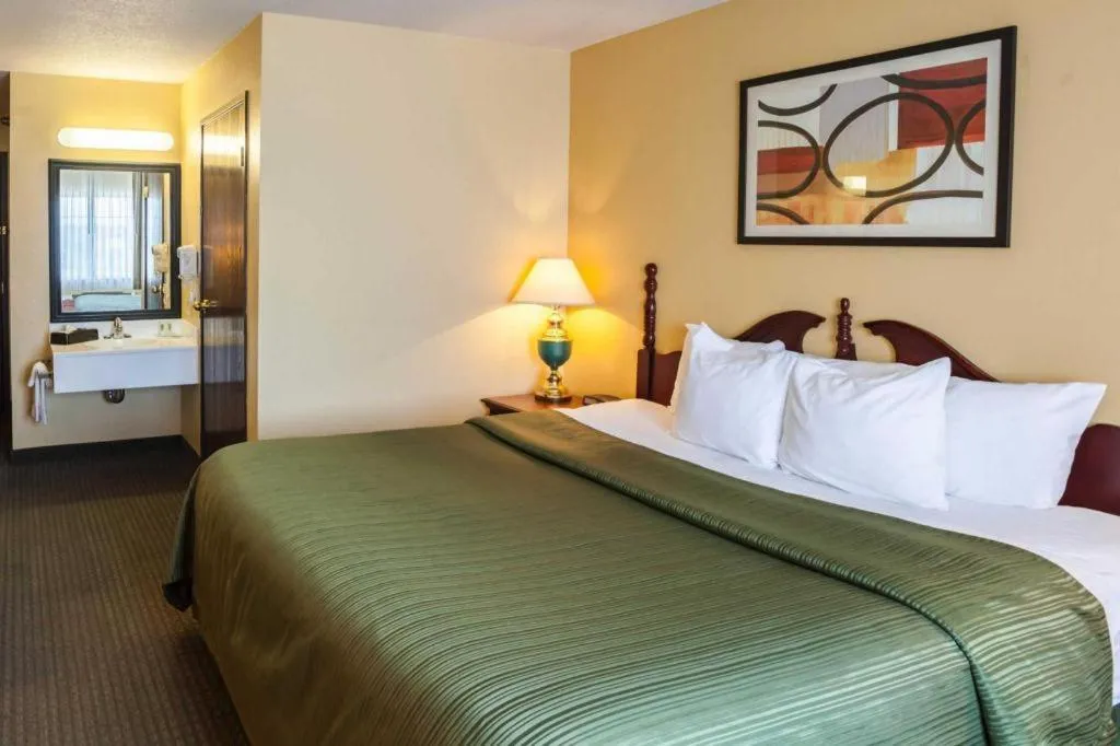 Bed in Quality Inn & Suites Lincoln North