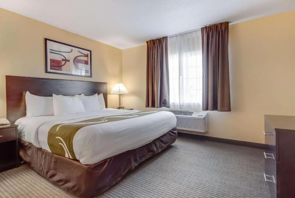 Bed in Quality Inn & Suites Lincoln North