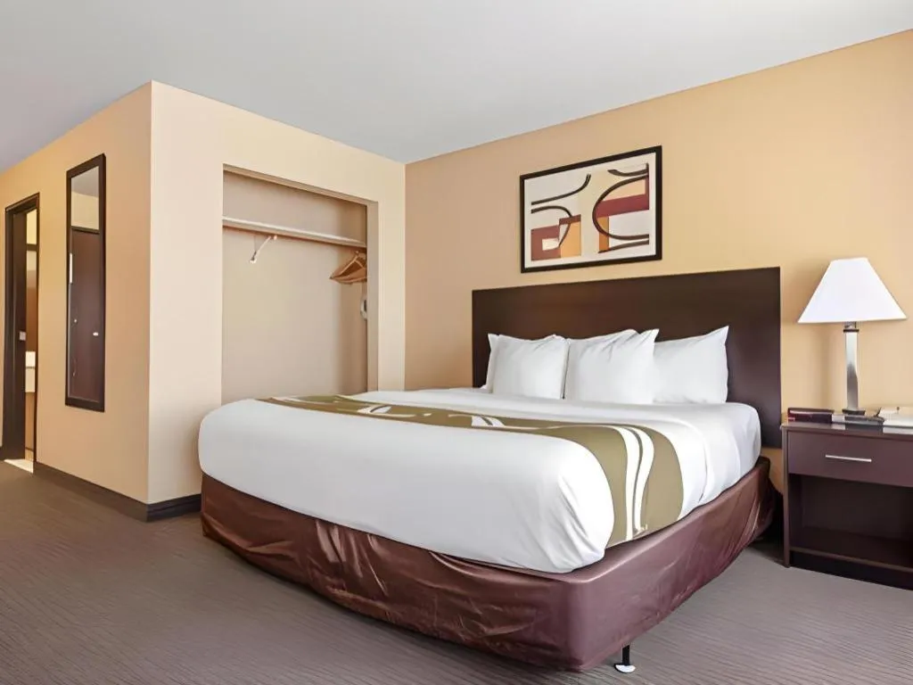 Bed in Quality Inn & Suites Lincoln North