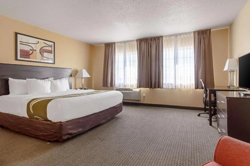 Bed in Quality Inn & Suites Lincoln North