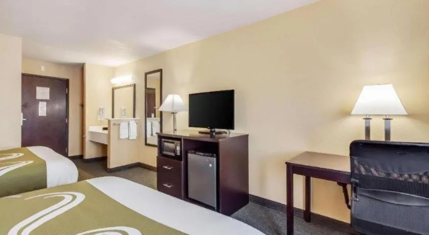 Bed in Quality Inn & Suites Lincoln North