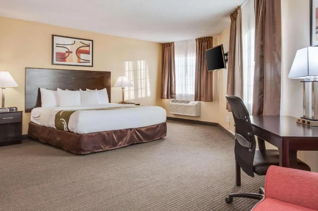 Bed in Quality Inn & Suites Lincoln North