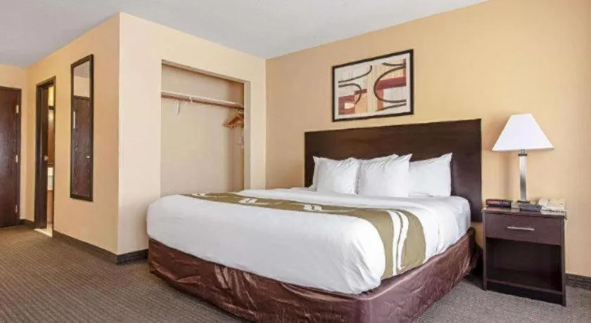 Bed in Quality Inn & Suites Lincoln North