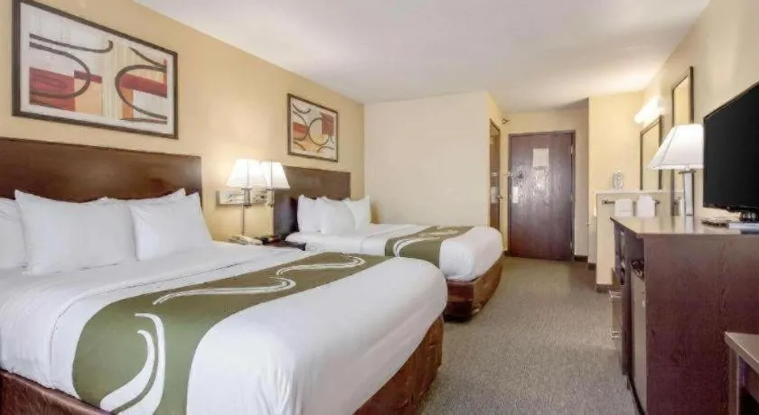 Bed in Quality Inn & Suites Lincoln North