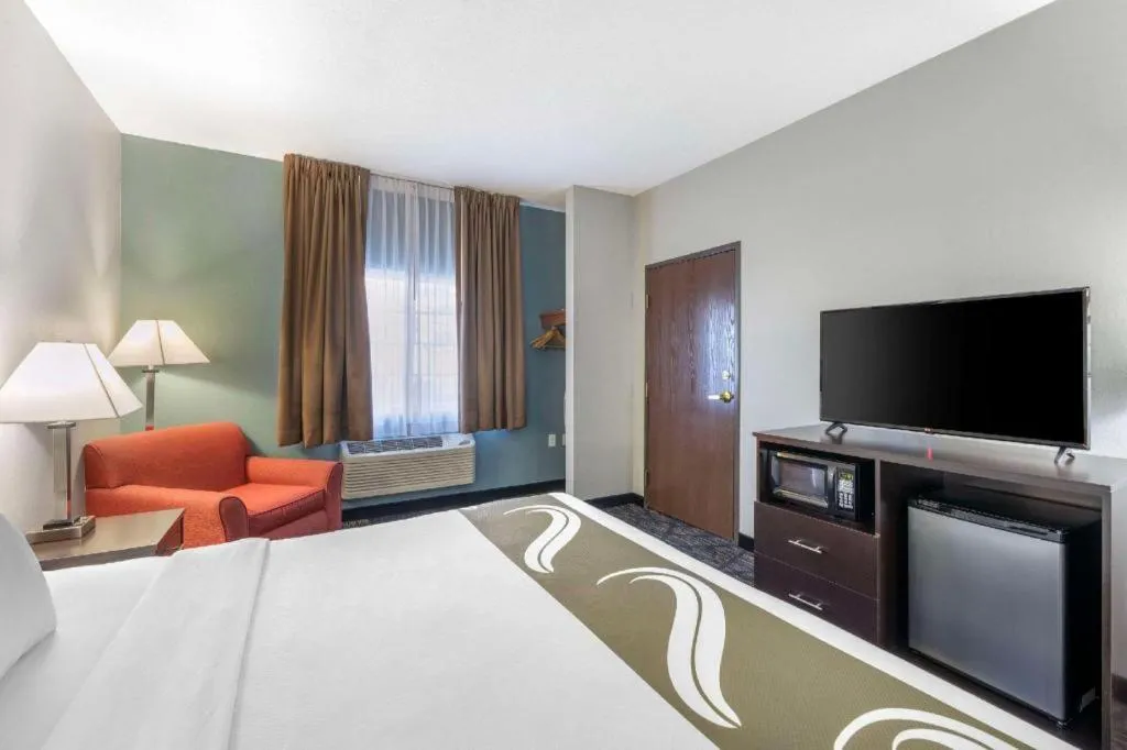 Bed in Quality Inn & Suites Lincoln North