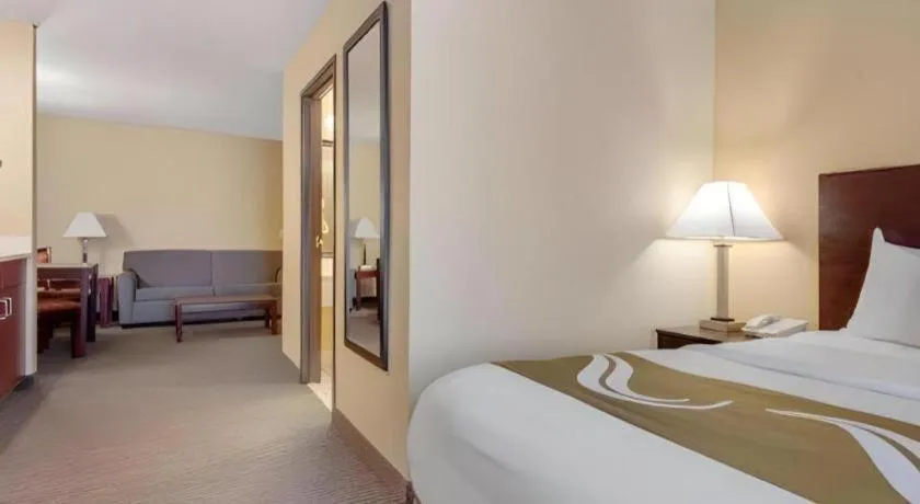 Bed in Quality Inn & Suites Lincoln North