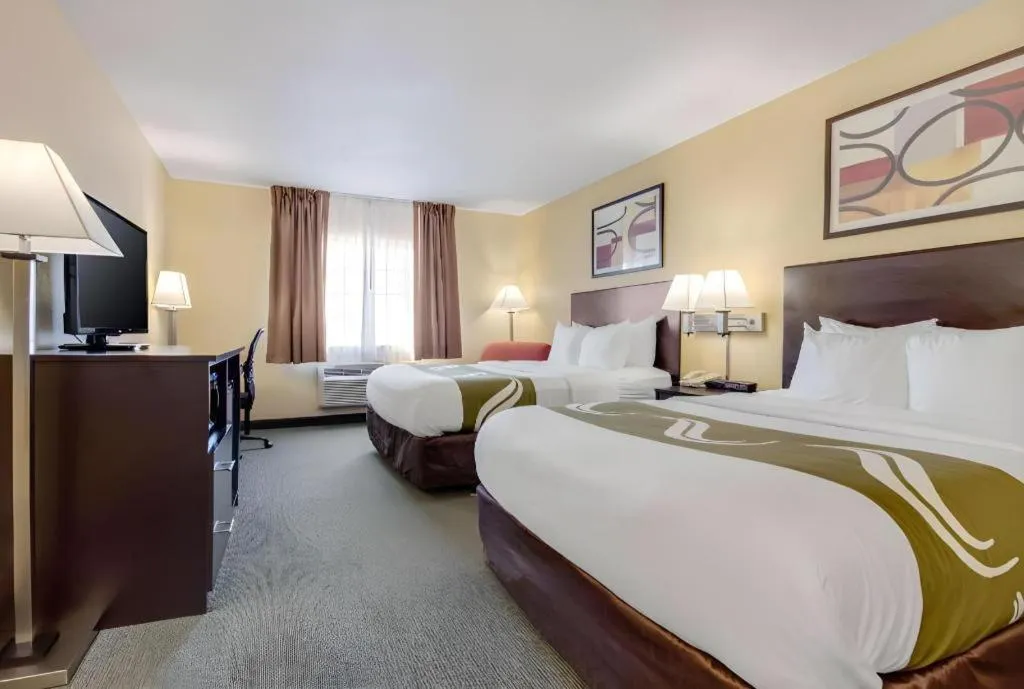 Bed in Quality Inn & Suites Lincoln North